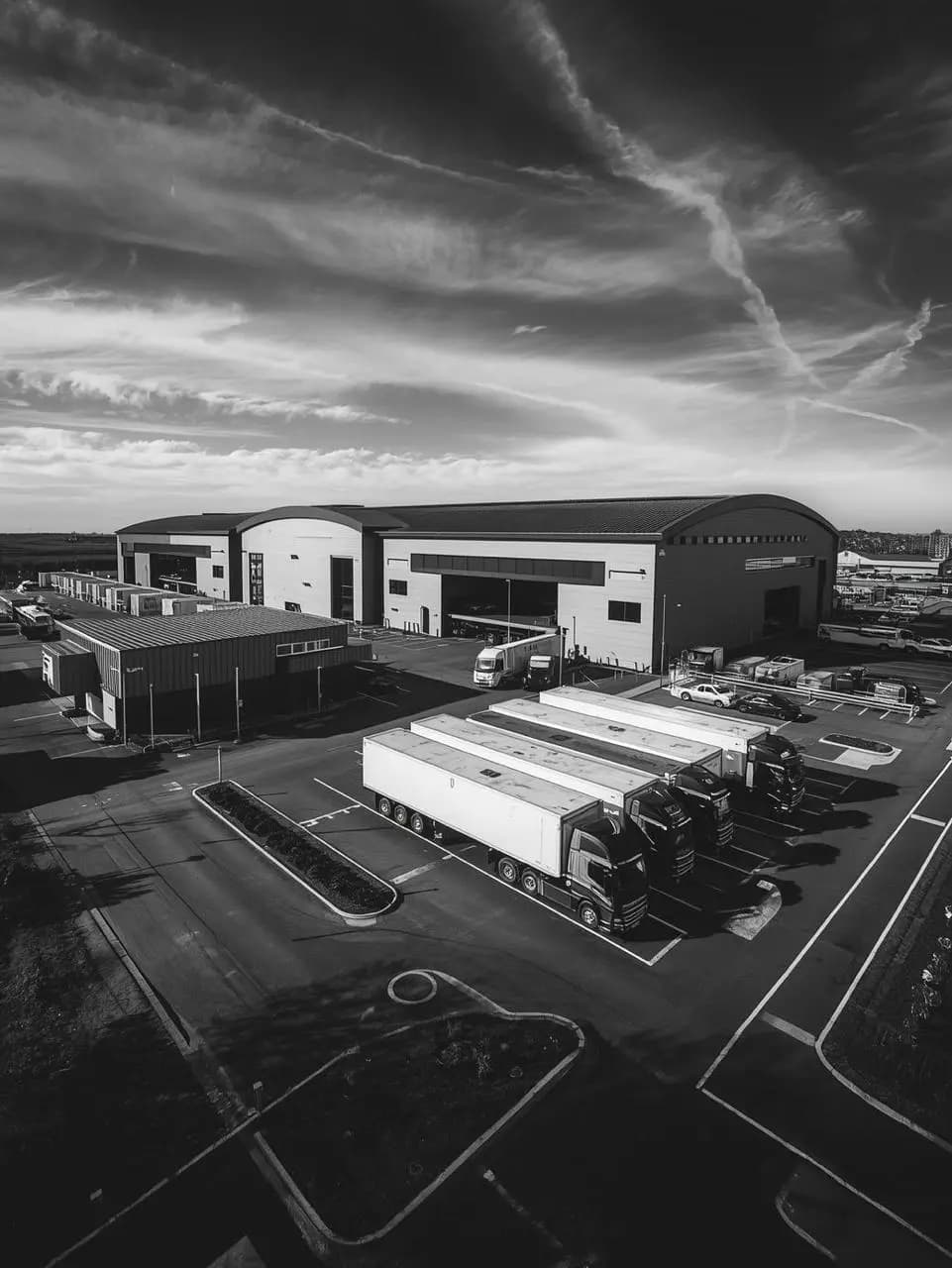 Transporte terrestre, aéreo y marítimo.